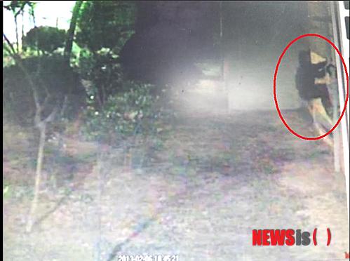 【창원=뉴시스】강승우 기자 = 13일 경남 창원시내의 한 고층아파트에서 남성이 가스배관을 타고 침입해 귀금속 등 금품을 털고 달아나 경찰이 수사에 나섰다. 사진은 절도범이 지난 6일 오후 6시45분께 창원시 마산회원구의 고층 아파트 1층 가스 배관을 타고 올라가는 폐쇄회로(CC)TV 장면. 이 남성은 이 수법으로 A씨의 집에 침입, 귀금속 등 금품을 훔치고 달아났다. (사진= 경남지방경찰청 제공)&nbsp; ksw@newsis.com 