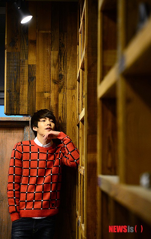 【서울=뉴시스】전신 기자 = KBS 2TV 월화드라마 '학교 2013' 에서 박흥수 역을 맡았던 배우 김우빈이 13일 오후 서울 신사동 한 카페에서 인터뷰 전 포즈를 취하고 있다.&nbsp; photo1006@newsis.com