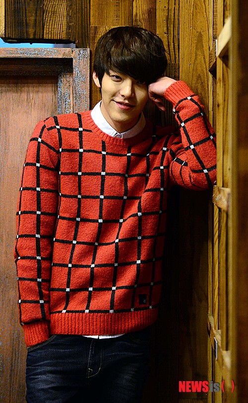 【서울=뉴시스】전신 기자 = KBS 2TV 월화드라마 '학교 2013' 에서 박흥수 역을 맡았던 배우 김우빈이 13일 오후 서울 신사동 한 카페에서 인터뷰 전 포즈를 취하고 있다.&nbsp; photo1006@newsis.com