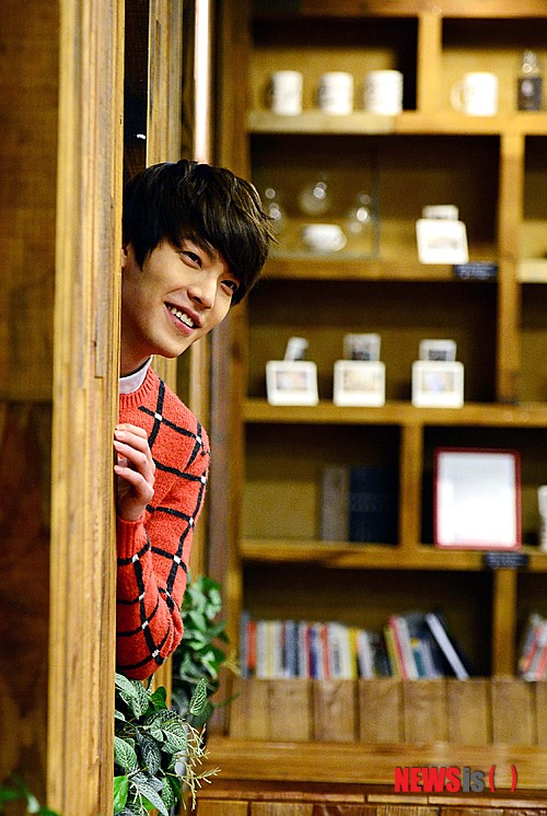 【서울=뉴시스】전신 기자 = KBS 2TV 월화드라마 '학교 2013' 에서 박흥수 역을 맡았던 배우 김우빈이 13일 오후 서울 신사동 한 카페에서 인터뷰 전 포즈를 취하고 있다.&nbsp; photo1006@newsis.com