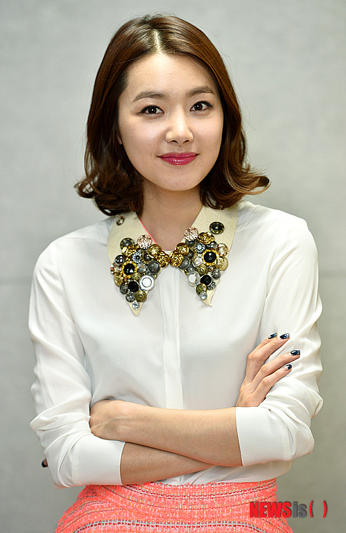 【서울=뉴시스】강진형 기자 = SBS 드라마 '청담동 앨리스'의 배우 소이현이 13일 오후 서울 중구 충무로 뉴시스 본사에서 인터뷰에 앞서 포즈를 취하고 있다.&nbsp; marrymero@newsis.com