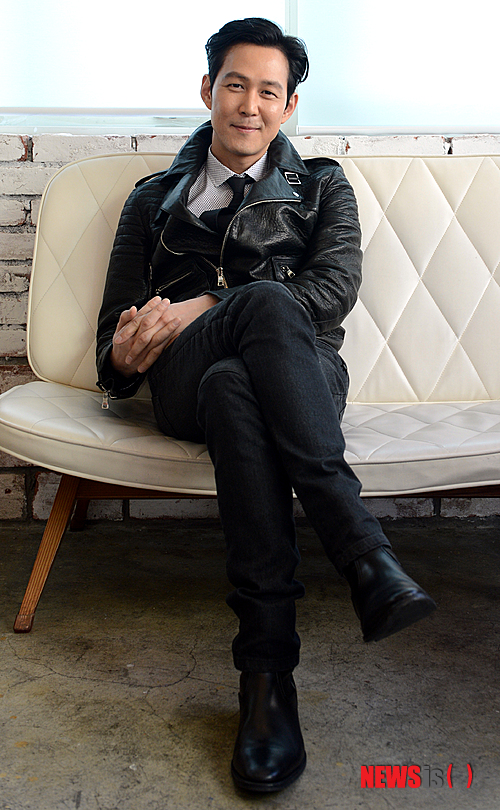 【서울=뉴시스】조성봉 기자 = 영화 ‘신세계’에서 잠입 경찰 이자성 역을 맡은 배우 이정재가 13일 오후 서울 종로구 삼청동 한 카페에서 뉴시스와의 인터뷰 전 포즈를 취하고 있다.&nbsp; suncho21@newsis.com 