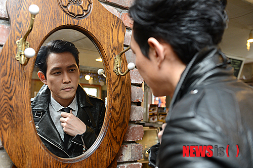 【서울=뉴시스】조성봉 기자 = 영화 ‘신세계’에서 잠입 경찰 이자성 역을 맡은 배우 이정재가 13일 오후 서울 종로구 삼청동 한 카페에서 뉴시스와의 인터뷰 전 포즈를 취하고 있다.&nbsp; suncho21@newsis.com 