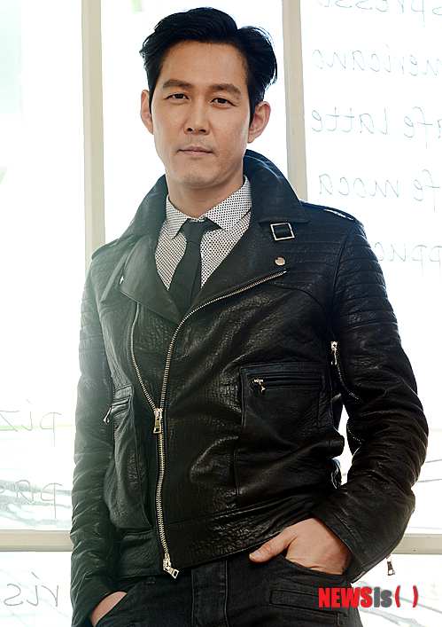 【서울=뉴시스】조성봉 기자 = 영화 ‘신세계’에서 잠입 경찰 이자성 역을 맡은 배우 이정재가 13일 오후 서울 종로구 삼청동 한 카페에서 뉴시스와의 인터뷰 전 포즈를 취하고 있다.&nbsp; suncho21@newsis.com 