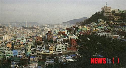 【부산=뉴시스】허상천 기자 = 14일 부산의 대표적 서민 밀집 지역으로 꼽히던 아미동이 도시재생사업 덕분에 열악한 주거환경을 개선하고 살기 좋은 공동체 마을로 거듭 나고 있다. (사진 = 부산시 제공) photo@newsis.com