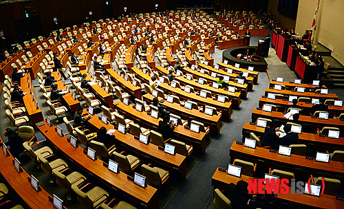 【서울=뉴시스】박동욱 기자 = 14일 오후 서울 여의도 국회에서 열린 313회 국회(임시회) 4차 본회의 정치·외교·통일·안보·경제·교육·사회·문화에 관한 대정부 질문에서 의원들의 저조한 참여로 빈 자리가 보이고 있다.&nbsp; fufus@newsis.com