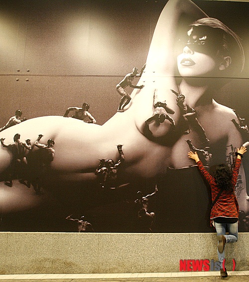 【서울=뉴시스】이재훈 기자 = 미국의 팝스타 레이디 가가(27)가 엉덩이 부상으로 남은 투어 일정을 취소했다.&nbsp; 13일(현지시간) 공연기획사 라이브 네이션에 따르면 가가는 오른쪽 엉덩이의 건막염, 즉 힘줄을 싸고 있는 막에 생기는 염증으로 고통을 받고 있다.&nbsp;&nbsp; 당장 수술을 받아야 하는 상태이며 회복 기간도 필요한 것으로 전해졌다.&nbsp; 앞서 가가는 지난 11일 캐나다 몬트리얼 공연을 마친 뒤 자신의 트위터에 "나는 통증을 우리 스태프들에게도 숨겼다. 내 놀라운 팬들을 실망시키고 싶지도 않았다"면서도 "지난 밤 공연 이후 나는 걸을 수 없었고 여전히 그렇다"고 적었다.&nbsp; 이에 따라 미국 시카고, 디트로이트 공연이 취소됐다. 가가는 지난해 4월 서울을 시작으로 정규 2집 '본 디스 웨이(Born This Way)' 투어 콘서트를 벌이고 있다.&nbsp; realpaper7@newsis.com 