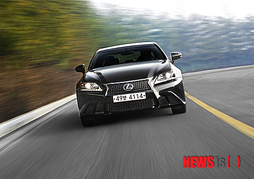 【서울=뉴시스】렉서스는 뉴 제네레이션 ES350 및 GS를 대상으로 한 '올해의 차 방문 시승 캠페인'을 오는 3월31일까지 실시한다고 15일 밝혔다.(사진=렉서스 제공) photo@newsis.com