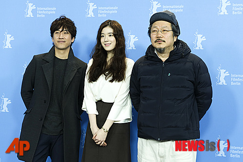 【서울=뉴시스】 유상우 기자 = 홍상수(53) 감독의 열네번째 영화 ‘누구의 딸도 아닌 해원’을 세계가 주목했다.&nbsp; 제63회 베를린 국제영화제 경쟁 부문에 진출한 ‘누구의 딸도 아닌 해원’은 15일(현시시간) 독일 베를린 그랜드하얏트 호텔에서 공식상영을 앞두고 각국 기자들을 만났다. 이 자리에는 홍 감독과 주연배우 이선균(38)·정은채(27)가 함께 했다.&nbsp; 취재진은 홍 감독에게 “영화를 촬영할 때 장소를 어떻게 선정하는지 궁금하다. 자연스러운 풍경과 그 속에 녹아든 사람들이 인상 깊다. 촬영할 때 일부러 통제하는 건지, 아니면 그냥 자연스럽게 두는지 궁금하다”고 질문했다.&nbsp; 홍 감독은 “작품을 시작하기 전 장소를 정해서 가보고 그곳에서 받은 느낌으로 영화를 찍는 편이다. 자연스럽게 촬영한다”고 답했다.&nbsp; 배우들과 감독의 호흡에 대해서는 이선균·정은채가 답변했다. “홍상수 감독과의 작품은 이번이 네번째지만 언제나 즐겁고 매번 설렌다”(이선균), “감독에 관한 이야기를 많이 듣고 참여하고 싶다는 생각을 항상 했다. 아침에 대본을 받아 연기한다는 이야기에 부담도 되고 긴장도 했지만, 막상 작업을 해보니 정말 좋았다.”(정은채)&nbsp; 이선균은 이 영화를 비롯해 ‘밤과 낮’ ‘옥희의 영화’ ‘첩첩산중’ 등에서 홍 감독과 함께했다. 정은채는 이 영화로 국제영화제 첫 레드카펫을 밟았다.&nbsp; 이날 오후 20분가량의 레드카펫이 끝난 후에 시작된 상영회에는 관객 1600여명이 몰렸다. 관객들은 상영 후 힘찬 박수로 감독과 배우들에게 찬사를 보냈다.&nbsp; 홍 감독 일행은 이후 베를린영화제 측이 주최하는 만찬에 참석, 영화 이야기를 나눴다.&nbsp; ‘누구의 딸도 아닌 해원’은 캐나다로 엄마를 떠나보낸 여대생 해원이 겪는 일을 일기 형식으로 담았다. 28일 국내 개봉한다.&nbsp; swryu@newsis.com 