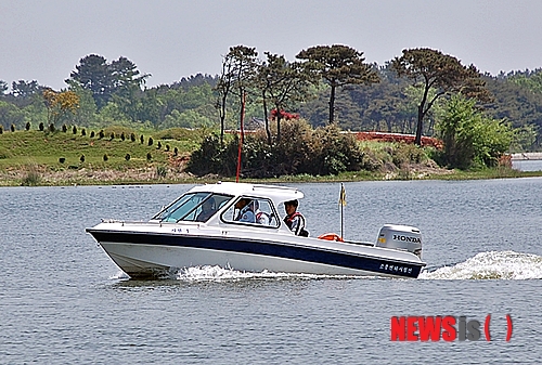 【군산=뉴시스】고석중 기자 = 동력수상레저기구 조종면허 시험 응시생 들이 실기시험을 실시하고 있다 