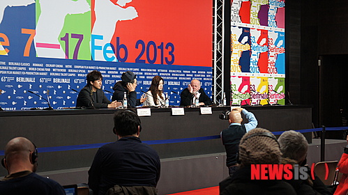 【서울=뉴시스】 유상우 기자 = 홍상수(53) 감독의 열네번째 영화 ‘누구의 딸도 아닌 해원’을 세계가 주목했다.&nbsp; 제63회 베를린 국제영화제 경쟁 부문에 진출한 ‘누구의 딸도 아닌 해원’은 15일(현시시간) 독일 베를린 그랜드하얏트 호텔에서 공식상영을 앞두고 각국 기자들을 만났다. 이 자리에는 홍 감독과 주연배우 이선균(38)·정은채(27)가 함께 했다.&nbsp; 취재진은 홍 감독에게 “영화를 촬영할 때 장소를 어떻게 선정하는지 궁금하다. 자연스러운 풍경과 그 속에 녹아든 사람들이 인상 깊다. 촬영할 때 일부러 통제하는 건지, 아니면 그냥 자연스럽게 두는지 궁금하다”고 질문했다.&nbsp; 홍 감독은 “작품을 시작하기 전 장소를 정해서 가보고 그곳에서 받은 느낌으로 영화를 찍는 편이다. 자연스럽게 촬영한다”고 답했다.&nbsp; 배우들과 감독의 호흡에 대해서는 이선균·정은채가 답변했다. “홍상수 감독과의 작품은 이번이 네번째지만 언제나 즐겁고 매번 설렌다”(이선균), “감독에 관한 이야기를 많이 듣고 참여하고 싶다는 생각을 항상 했다. 아침에 대본을 받아 연기한다는 이야기에 부담도 되고 긴장도 했지만, 막상 작업을 해보니 정말 좋았다.”(정은채)&nbsp; 이선균은 이 영화를 비롯해 ‘밤과 낮’ ‘옥희의 영화’ ‘첩첩산중’ 등에서 홍 감독과 함께했다. 정은채는 이 영화로 국제영화제 첫 레드카펫을 밟았다.&nbsp; 이날 오후 20분가량의 레드카펫이 끝난 후에 시작된 상영회에는 관객 1600여명이 몰렸다. 관객들은 상영 후 힘찬 박수로 감독과 배우들에게 찬사를 보냈다.&nbsp; 홍 감독 일행은 이후 베를린영화제 측이 주최하는 만찬에 참석, 영화 이야기를 나눴다.&nbsp; ‘누구의 딸도 아닌 해원’은 캐나다로 엄마를 떠나보낸 여대생 해원이 겪는 일을 일기 형식으로 담았다. 28일 국내 개봉한다.&nbsp; swryu@newsis.com 