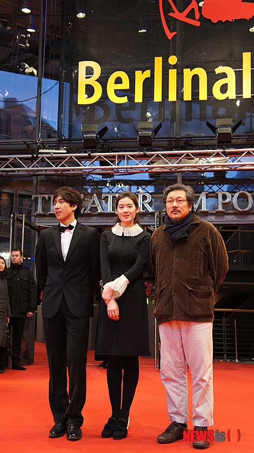 【서울=뉴시스】 유상우 기자 = 홍상수(53) 감독의 열네번째 영화 ‘누구의 딸도 아닌 해원’을 세계가 주목했다.&nbsp; 제63회 베를린 국제영화제 경쟁 부문에 진출한 ‘누구의 딸도 아닌 해원’은 15일(현시시간) 독일 베를린 그랜드하얏트 호텔에서 공식상영을 앞두고 각국 기자들을 만났다. 이 자리에는 홍 감독과 주연배우 이선균(38)·정은채(27)가 함께 했다.&nbsp; 취재진은 홍 감독에게 “영화를 촬영할 때 장소를 어떻게 선정하는지 궁금하다. 자연스러운 풍경과 그 속에 녹아든 사람들이 인상 깊다. 촬영할 때 일부러 통제하는 건지, 아니면 그냥 자연스럽게 두는지 궁금하다”고 질문했다.&nbsp; 홍 감독은 “작품을 시작하기 전 장소를 정해서 가보고 그곳에서 받은 느낌으로 영화를 찍는 편이다. 자연스럽게 촬영한다”고 답했다.&nbsp; 배우들과 감독의 호흡에 대해서는 이선균·정은채가 답변했다. “홍상수 감독과의 작품은 이번이 네번째지만 언제나 즐겁고 매번 설렌다”(이선균), “감독에 관한 이야기를 많이 듣고 참여하고 싶다는 생각을 항상 했다. 아침에 대본을 받아 연기한다는 이야기에 부담도 되고 긴장도 했지만, 막상 작업을 해보니 정말 좋았다.”(정은채)&nbsp; 이선균은 이 영화를 비롯해 ‘밤과 낮’ ‘옥희의 영화’ ‘첩첩산중’ 등에서 홍 감독과 함께했다. 정은채는 이 영화로 국제영화제 첫 레드카펫을 밟았다.&nbsp; 이날 오후 20분가량의 레드카펫이 끝난 후에 시작된 상영회에는 관객 1600여명이 몰렸다. 관객들은 상영 후 힘찬 박수로 감독과 배우들에게 찬사를 보냈다.&nbsp; 홍 감독 일행은 이후 베를린영화제 측이 주최하는 만찬에 참석, 영화 이야기를 나눴다.&nbsp; ‘누구의 딸도 아닌 해원’은 캐나다로 엄마를 떠나보낸 여대생 해원이 겪는 일을 일기 형식으로 담았다. 28일 국내 개봉한다.&nbsp; swryu@newsis.com 