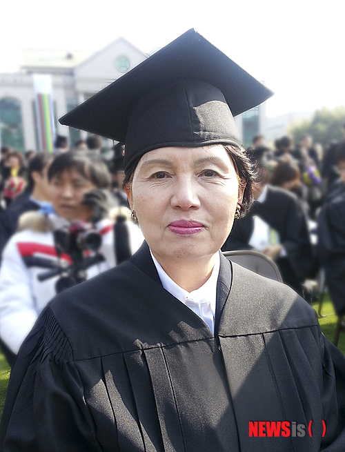 【울산=뉴시스】고은희 기자 = 예순이 넘은 나이에도 간호사의 꿈을 펼치기 위해 울산대 간호학과를 졸업한 미국 국적 김셀라(63)씨가 화제다. 김씨는 지난 15일 울산대학교 중앙정원에서 열린 제 40회 학위수여식장에 참석해 젊은 학우들과 졸업의 기쁨을 누렸다. (사진=울산대 제공)&nbsp;&nbsp; photo@newsis.com