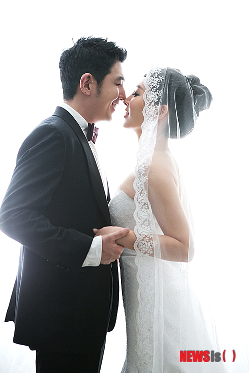 【서울=뉴시스】유상우 기자 = 탤런트 장태성(33)이 23일 오전 11시 서울 명동성당에서 5세 연하 여성과 결혼한다.&nbsp; 이들은 지인의 소개를 통해 만나 4년여간 교제해 왔다.&nbsp; 장태성은 “결혼을 해서 가정을 꾸리고 한 집안의 가장이 된다는 생각에 많은 책임감이 느껴진다”며 “평생의 반쪽과 함께 믿음과 사랑을 나누며 씩씩하게 출발하겠다"고 전했다.&nbsp; 장태성은 2000년 KBS 1TV 드라마 ‘학교3’로 데뷔한 뒤 MBC TV ‘자매바다’ ‘무신’, KBS 2TV ‘굿바이 솔로’ ‘경성 스캔들’ ‘바람의 나라’ 등에 출연했다.&nbsp; 최근에는 영화 ‘응징자’와 ‘깡철이’, KBS 2TV 드라마 ‘전우치’ 등을 동시에 촬영하며 바쁜 일정을 소화했다. ‘응징자’와 ‘깡철이’는 하반기 개봉 예정이다.&nbsp; swryu@newsis.com