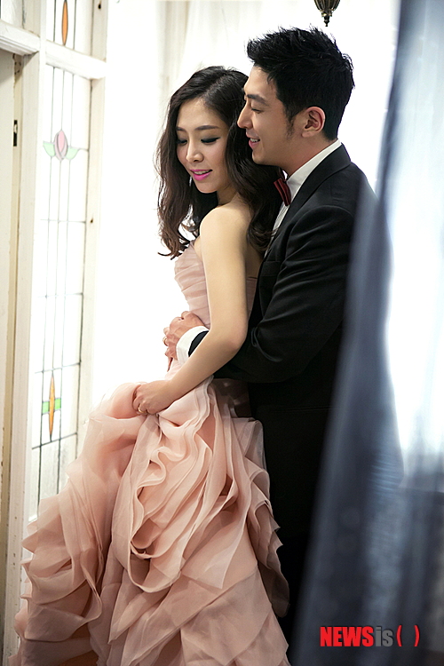 【서울=뉴시스】유상우 기자 = 탤런트 장태성(33)이 23일 오전 11시 서울 명동성당에서 5세 연하 여성과 결혼한다.&nbsp; 이들은 지인의 소개를 통해 만나 4년여간 교제해 왔다.&nbsp; 장태성은 “결혼을 해서 가정을 꾸리고 한 집안의 가장이 된다는 생각에 많은 책임감이 느껴진다”며 “평생의 반쪽과 함께 믿음과 사랑을 나누며 씩씩하게 출발하겠다"고 전했다.&nbsp; 장태성은 2000년 KBS 1TV 드라마 ‘학교3’로 데뷔한 뒤 MBC TV ‘자매바다’ ‘무신’, KBS 2TV ‘굿바이 솔로’ ‘경성 스캔들’ ‘바람의 나라’ 등에 출연했다.&nbsp; 최근에는 영화 ‘응징자’와 ‘깡철이’, KBS 2TV 드라마 ‘전우치’ 등을 동시에 촬영하며 바쁜 일정을 소화했다. ‘응징자’와 ‘깡철이’는 하반기 개봉 예정이다.&nbsp; swryu@newsis.com