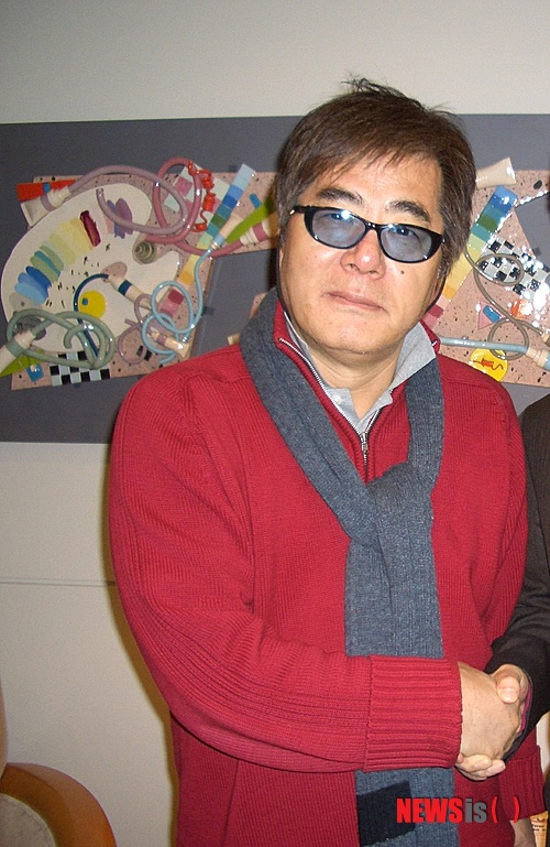 【서울=뉴시스】박영주 기자 = 박철수(65) 감독이 19일 교통사고로 사망했다.&nbsp; 경기 용인서부경찰서에 따르면 박 감독은 19일 오전 0시30분께 용인 죽전동 건널목에서 윤모(36)씨가 운전한 승합차에 치여 숨졌다.&nbsp; 사고 뒤 곧바로 인근 분당 서울대병원에 후송됐으나 부상 상태가 심각해 숨을 거둔 것으로 알려졌다.&nbsp; 경찰 조사 결과 사고를 낸 윤씨는 면허정지 수준인 혈중알코올농도 0.092%였으며 사고를 낸 정확한 경위를 조사 중이다.&nbsp; 박 감독은 분당 작업실 근처에서 신작 '러브 컨셉츄얼리'를 준비하다가 불의의 사고를 당한 것으로 알려졌다.&nbsp; 박 감독의 사망 소식에 장진(42) 영화감독은 SNS에 "박철수 감독님의 비보를 방금 듣고 가슴이 굳는다. '명복을 빕니다'라는 말도 급해 보여 차마 못 하겠다. 누가 사실 확인이라도 정확하게 해줬으면"이라고 비통해했다.&nbsp; 윤영미(51) 아나운서도 "박철수 영화감독이 오늘 새벽 교통사고로 돌아가셨네요. '학생부군시위' '301, 302 등 굵직한 영화를 많이 만드신 분인데, 최근 영화 작업 때문에 새벽에 귀가하다가…. 끝까지 영화와 함께 한 그의 삶, 안타깝습니다"고 애도했다.&nbsp; 성균관대 경제학과를 나온 박 감독 1975년 신필름 연출부로 영화계에 입문했다. 1979년 영화 '밤이면 내리는 비'로 데뷔 후 '301, 302'(1995), '학생부군시위'(1996) '산부인과'(1997) '가족시네마'(1998) '녹색의자'(2003) 등을 연출했다.&nbsp; 빈소는 분당 서울대학교 장례식장 308호실에 마련됐다. 발인은 21일 오전 8시다. /gogogirl@newsis.com 