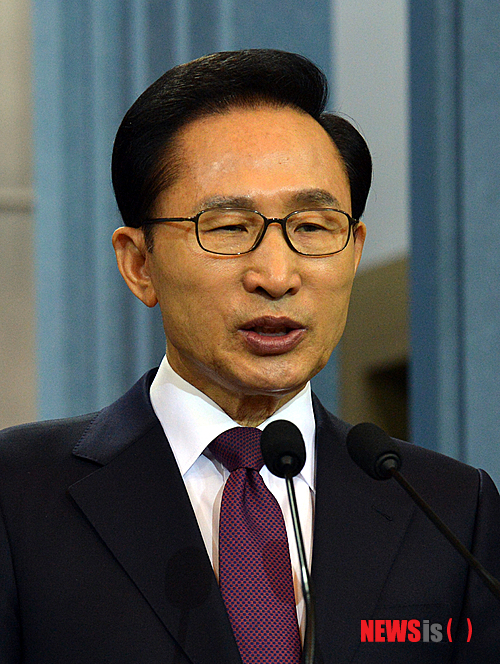 【서울=뉴시스】김영욱 기자 = 이명박 대통령이 퇴임을 엿새 앞둔 19일 오전 청와대 춘추관에서 퇴임연설을 하고 있다. 이 대통령은 이날 연설에서 취임 후 5년간 대통령으로서 느꼈던 소회와 퇴임 이후 활동 계획을 밝혔다. mirage@newsis.com