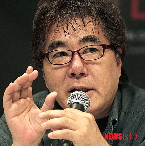 【서울=뉴시스】박영주 기자 = 19일 음주운전 차량에 치여 갑작스레 세상을 떠난 박철수(65) 감독은 모순된 사회문제들을 새로운 실험정신으로 표현해낸 예술가로 평가받는다.&nbsp; 박 감독은 1948년 경북 청도에서 태어나 경북중, 대구상고를 졸업하고 상경했다. 1973년 성균관대 경제학과를 졸업한 후 교사, 대기업 회사원으로 일하다가 1976년 영화에 입문했다. 1978년 가족코미디물 '골목대장'으로 데뷔해 '밤이면 내리는 비'(1979), '아픈 성숙'(1980), '이런 여자 없나요'(1981), '니르바나의 종'(1981) 등을 만들었다.&nbsp; 1980년에는 MBC TV에 드라마PD로 입사해 '세화의 성' '무서운 아이들' '혜미의 서울' 등 베스트셀러극장을 연출했다. 1985년에는 PD로 일하면서 받은 3개월 휴가기간 연출한 '에미'로 제24회 대종상 작품상을 수상했다. 극작가 김수현(70)의 소설을 영화화한 '에미'는 인신매매와 성폭행을 당한 딸을 위해 어머니가 세상에 복수한다는 내용이다. 윤여정(66), 신성일(76) 등이 출연했다.&nbsp; 1988년 방송사를 나와 영화계로 복귀했다. 이후 '안개기둥'(1987), '접시꽃 당신'(1988), '오늘 여자'(1989), '물 위를 걷는 여자'(1990) 등을 연출하며 장르영화의 가능성을 열었다. 1990년대 들어서는 김혜수(43) 주연 '오세암'(199)으로 종교적 분위기가 풍기는 가족영화를 만들었으며 '서울 에비타'(1991), '테레사의 연인'(1991), '눈꽃'(1992), '우리 시대의 사랑'(1994) 등 멜로영화로도 이름을 날렸다.&nbsp; 박 감독은 1994년 '박철수필름'을 설립, 정통 멜로를 버리고 실험적인 영화 제작에 나섰다. 1995년 만든 '301, 302'는 요리를 즐기는 301호 여자 '송희'(방은진)와 정신적 트라우마로 인해 거식증에 걸린 302호 '윤희'(황신혜) 사이의 오해와 갈등을 음식이라는 소재로 접근했다.&nbsp; 1996년 연출한 영화 '학생부군신위'는 전통장례식을 통해 바라본 삶과 죽음을 유쾌하게 풀어내 몬트리얼 국제영화제에서 예술공헌상을 받기도 했다. '학생부군신위'가 죽음을 통해 바라본 삶이었다면 1997년 황신혜(50)와 방은진(48)과 함께 만든 영화 '산부인과'는 출생을 통해 일상을 살아가는 사람들의 모습을 그렸다. 한국영화 최초로 실제 분만장면을 찍었다.&nbsp; 2000년과 2003년에는 중년여성의 성적 이야기를 담은 '봉자'와 '녹색의자'를 만들었다. 유부녀와 고등학생의 사랑을 다룬 '녹색의자'는 2005년 선댄스영화제 경쟁부문과 베를린영화제 파노라마 부문에 초청받았다. 한국 최초로 3D 음향 기술을 이용한 작품으로 알려졌다.&nbsp; 2011년 '붉은 바캉스 검은 웨딩'을 선보였고 올해 초에는 '베드'를 개봉했다. 최근에는 신작 '러브 컨셉추얼리' 촬영을 마치고 후반 작업 중이었다.&nbsp; 박 감독은 한국영화의 질적 향상을 목표로 대전에 후학양성을 위한 박철수영화아카데미 설립하기도 했다. 저서로는 '박철수 감독 연출노트'가 있다.&nbsp; 분당 서울대병원 장례식장 308호실, 발인은 21일 오전 8시.&nbsp; gogogirl@newsis.com