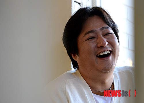 【서울=뉴시스】박종민 기자 = 영화 '분노의 윤리학'에서 수택 역을 분한 배우 곽도원이 19일 오후 서울 종로구 삼청동 한 카페에서 취재진과 인터뷰 전 포즈를 취하고 있다. 오는 21일 개봉하는 영화 '분노의 윤리학'은 한 여대생의 죽에 얽혀 있는 4명의 남자들의 숨겨진 악의 본색을 그려낸 영화이다.&nbsp; jmc@newsis.com