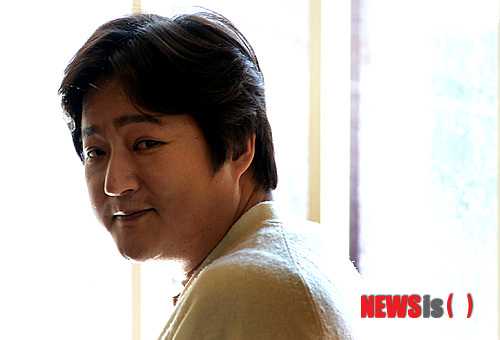 【서울=뉴시스】박종민 기자 = 영화 '분노의 윤리학'에서 수택 역을 분한 배우 곽도원이 19일 오후 서울 종로구 삼청동 한 카페에서 취재진과 인터뷰 전 포즈를 취하고 있다. 오는 21일 개봉하는 영화 '분노의 윤리학'은 한 여대생의 죽에 얽혀 있는 4명의 남자들의 숨겨진 악의 본색을 그려낸 영화이다.&nbsp; jmc@newsis.com