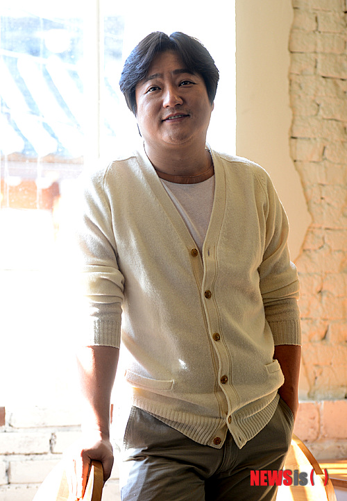 【서울=뉴시스】박종민 기자 = 영화 '분노의 윤리학'에서 수택 역을 분한 배우 곽도원이 19일 오후 서울 종로구 삼청동 한 카페에서 취재진과 인터뷰 전 포즈를 취하고 있다. 오는 21일 개봉하는 영화 '분노의 윤리학'은 한 여대생의 죽에 얽혀 있는 4명의 남자들의 숨겨진 악의 본색을 그려낸 영화이다.&nbsp; jmc@newsis.com