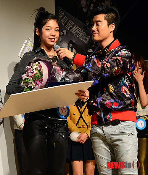 【서울=뉴시스】조종원 기자 = 19일 오후 서울 강남구 삼성동 서울종합예술학교 SAC타워에서 열린 'JYP 연습생 공채 10기 오디션'에서 1등을 차지한 박예린 연습생 후보자가 소감을 밝히고 있다.&nbsp; choswat@newsis.com