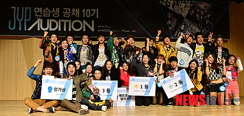 【서울=뉴시스】조종원 기자 = 19일 오후 서울 강남구 삼성동 서울종합예술학교 SAC타워에서 열린 'JYP 연습생 공채 10기 오디션'에서 수상자들을 비롯한 연습생 후보자들이 기념촬영을 하고 있다.&nbsp; choswat@newsis.com