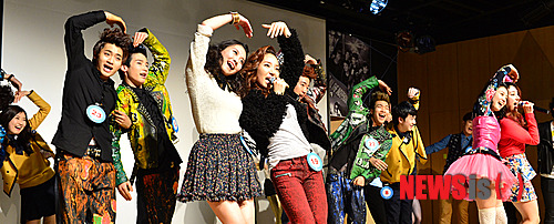【서울=뉴시스】조종원 기자 = 19일 오후 서울 강남구 삼성동 서울종합예술학교 SAC타워에서 열린 'JYP 연습생 공채 10기 오디션'에서 연습생 후보자들이 멋진 무대를 선보이고 있다.&nbsp; choswat@newsis.com
