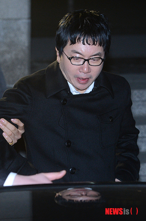 【서울=뉴시스】박상훈 기자 = 수백억원의 회삿돈을 빼돌린 혐의를 받고 있는 최규선(53) 유아이에너지 대표가 20일 새벽 서초구 서울중앙지방검찰청에서 조사를 마치고 걸어나오고 있다. 서울중앙지법 이정석 부장판사는 '주요범죄 혐의에 대해 아직까지 불분명한 점이 있어 방어권 보장이 필요하다'며 영장을 기각했다.&nbsp;&nbsp; hyalinee@newsis.com