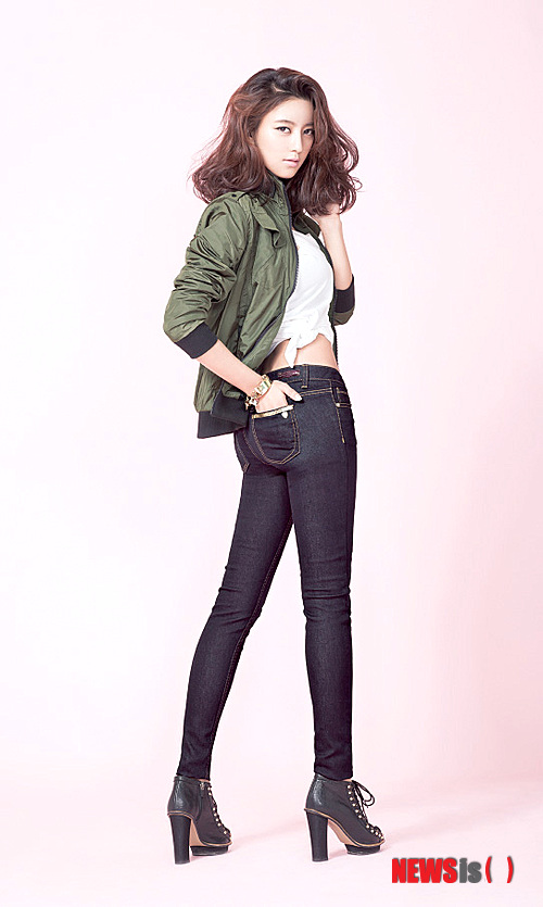 【서울=뉴시스】김정환 기자 = 탤런트 최윤소(29)가 데님 브랜드 '에비수(EVISU)'의 모델이 됐다.&nbsp; 청순함과 관능미가 묘하게 뒤섞인 표정과 시크하면서 섹시한 카리스마 넘치는 포즈로 에비수의 스타일리시 데님룩을 소화해낸다.&nbsp; 169㎝ 49㎏의 늘씬한 몸매를 자랑하는 최윤소는 몸에 딱 피트되는 데님 차림으로 환싱적인 다리 라인을 과시하고 있다.&nbsp; 최윤소는 MBC라디오 '오후의 발견 스윗소로우 입니다'에 매주 화요일 고정 출연중이다.&nbsp; ace@newsis.com