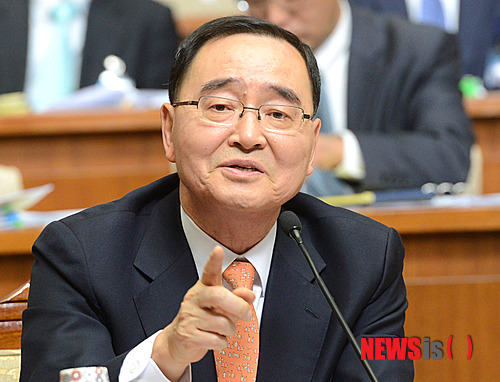 【서울=뉴시스】전진환 기자 = 20일 오후 정홍원 국무총리 후보자에 대한 인사청문특별위원회가 열린 서울 여의도 국회 제3회의장에서 정 후보자가 민주통합당 전병헌 청문위원의 질의에 답하고 있다. amin2@newsis.com