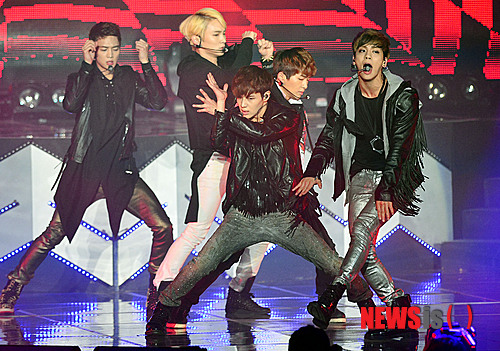 【서울=뉴시스】최동준 기자 = 그룹 샤이니가 20일 저녁 서울 송파구 방이동 올림픽공원 SK핸드볼 경기장에서 열린 샤이니 컴백쇼 '드림 걸'에서 멋진 무대를 선보이고 있다.&nbsp; photocdj@newsis.com