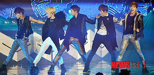 【서울=뉴시스】최동준 기자 = 그룹 샤이니가 20일 저녁 서울 송파구 방이동 올림픽공원 SK핸드볼 경기장에서 열린 샤이니 컴백쇼 '드림 걸'에서 멋진 무대를 선보이고 있다.&nbsp; photocdj@newsis.com