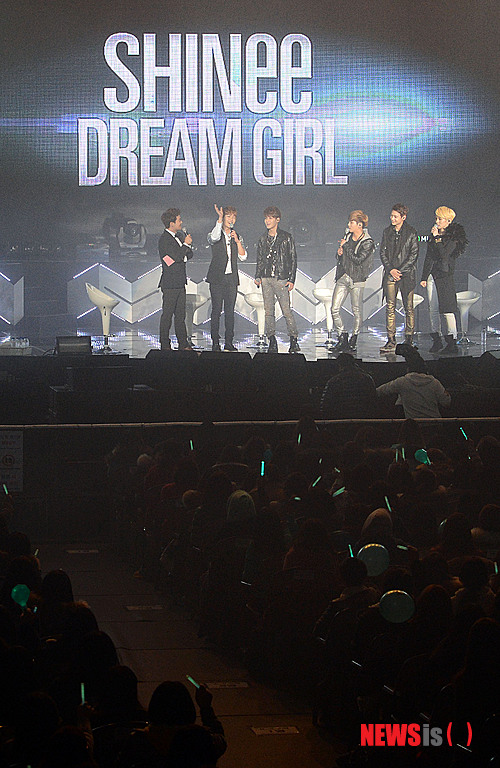【서울=뉴시스】최동준 기자 = 그룹 샤이니가 20일 저녁 서울 송파구 방이동 올림픽공원 SK핸드볼 경기장에서 열린 샤이니 컴백쇼 '드림 걸'에서 팬들에게 인사를 하고 있다.&nbsp; photocdj@newsis.com