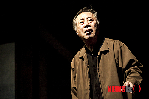 【서울=뉴시스】이재훈 기자 = "제가 희곡을 많이 읽어보지는 못했지만 '3월의 눈'은 정말로 눈물을 흘리면서 봤어요. 어딘가 모르게 와서 닿는 곳이 많았습니다."&nbsp; '3월의 눈'으로 40여년 만에 연극 무대에 오르는 배우 변희봉(71)은 "책(희곡)을 읽으면 아쉬움이 남는데 이번 책을 읽으면서는 아쉬움이 없었다"며 눈을 빛냈다.&nbsp; realpaper7@newsis.com 