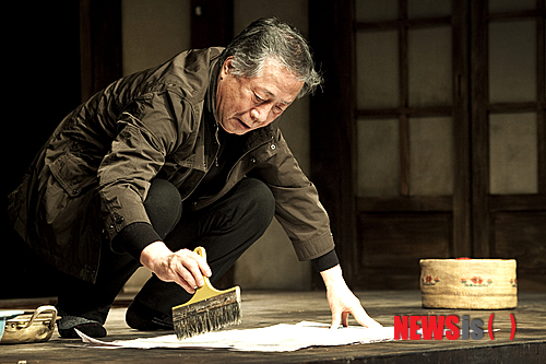 【서울=뉴시스】이재훈 기자 = "제가 희곡을 많이 읽어보지는 못했지만 '3월의 눈'은 정말로 눈물을 흘리면서 봤어요. 어딘가 모르게 와서 닿는 곳이 많았습니다."&nbsp; '3월의 눈'으로 40여년 만에 연극 무대에 오르는 배우 변희봉(71)은 "책(희곡)을 읽으면 아쉬움이 남는데 이번 책을 읽으면서는 아쉬움이 없었다"며 눈을 빛냈다.&nbsp; realpaper7@newsis.com 