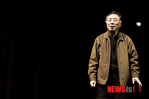 【서울=뉴시스】이재훈 기자 = "제가 희곡을 많이 읽어보지는 못했지만 '3월의 눈'은 정말로 눈물을 흘리면서 봤어요. 어딘가 모르게 와서 닿는 곳이 많았습니다."&nbsp; '3월의 눈'으로 40여년 만에 연극 무대에 오르는 배우 변희봉(71)은 "책(희곡)을 읽으면 아쉬움이 남는데 이번 책을 읽으면서는 아쉬움이 없었다"며 눈을 빛냈다.&nbsp; realpaper7@newsis.com 