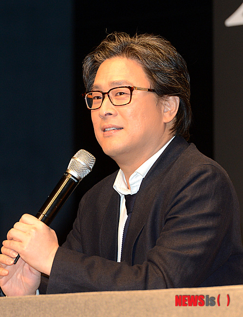 【서울=뉴시스】고범준 기자 = 21일 오전 서울 한남동 하얏트호텔 리젠시룸에서 열린 영화'스토커'내한 기자회견에서 박찬욱 감독이 인사말을 하고 있다.&nbsp; bjko@newsis.com