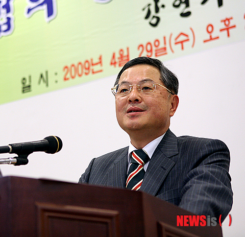 【서울=뉴시스】건국대학교(총장 송희영)는 21일 안대희 전 대법관을 다음달 1일부터 법학전문대학원(로스쿨) 석좌교수로 초빙한다고 밝혔다. 사진은 대법관으로 재직하던 2009년 4월 29일 건국대 법학전문대학원 초청으로 '법의 날' 기념 명사초청 특강을 하는 모습. (사진=건국대학교 제공)&nbsp; photo@newsis.com