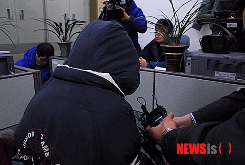 【청주=뉴시스】엄기찬 기자 = 내연남과 짜고 남편을 살해한 뒤 시신과 함께 4년을 지내오다 경찰에 붙잡힌 김모(31·여)씨가 21일 오전 고개를 떨군 채 취재진과 인터뷰를 하고 있다.&nbsp;&nbsp; dotor0110@newsis.com&nbsp; 