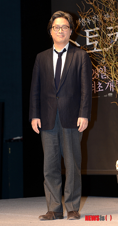 【서울=뉴시스】고범준 기자 = 21일 오전 서울 한남동 하얏트호텔 리젠시룸에서 열린 영화'스토커'내한 기자회견에서 박찬욱 감독이 포토타임을 갖고 있다.&nbsp; bjko@newsis.com