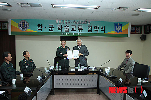 【논산=뉴시스】유순상 기자 = 금강대학교 정병조(오른쪽) 총장이 21일 육군항공학교 회의실에서 열린 학·군 학술교류 협약식에서 기념촬영을 하고 있다.(사진=금강대학교 제공)&nbsp; ssyoo@newsis.com 