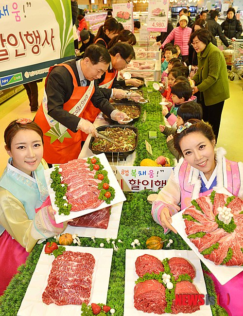 【서울=뉴시스】임영주 기자 = 농협이 21일 하나로마트 양재점에서 '국민행복채움' 한우고기 할인행사를 하고 있다. 한우가격 안정과 소비자에게 보답하기위해 전국 농 축협 축산물판매장 300개소에서 다음달 3일까지 최대 34.5% 할인 판매 한다.&nbsp; dasee@newsis.com 