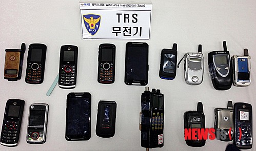 【부산=뉴시스】하경민 기자 = 부산경찰청 광역수사대는 21일 변사사건 검안의사의 차량에 GPS장치를 몰래 부착하거나 119무전망을 도청하는 수법으로 사건현장 위치정보를 파악해 시신을 선점한 장의업자 김모(42)씨를 위치정보의보호및이용등에관한법률 위반 혐의로 구속하고 동업자 전모(40)씨에 대해 구속영장을 신청했다. 또 도청상황실 직원과 구급차 운전사 13명도 불구속 입건했다. 사진은 장의업자 도청상황실과 구급차량 운전기사가 사용한 무전기. (사진=부산경찰청 제공) yulnetphoto@newsis.com