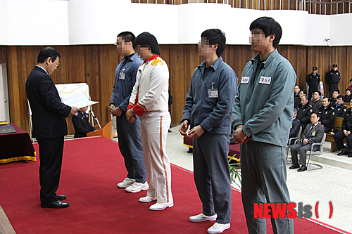 【김천=뉴시스】박홍식 기자 = 김천소년교도소(소장 박호서)는 21일 '문화의 집'에서 방송통신고 졸업식과 함께 '가족 만남의날' 행사를 가졌다. 수용자들이 졸업장을 받고 있다. (사진=김천소년교도소 제공)&nbsp;&nbsp; photo@newsis.com&nbsp; 