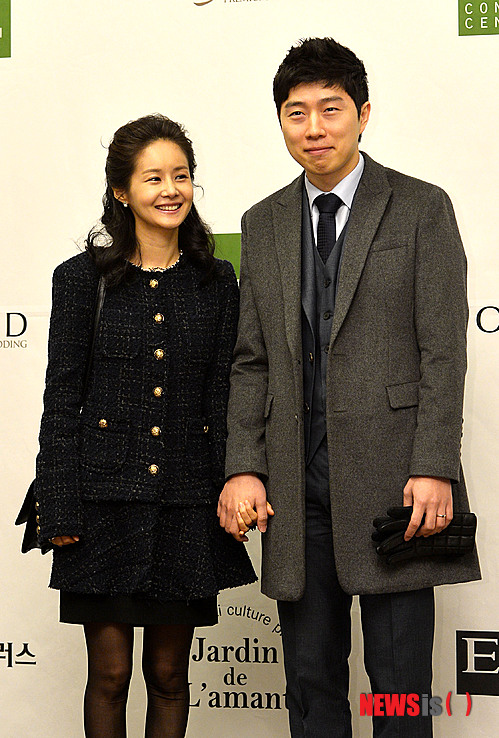 【서울=뉴시스】강진형 기자 = 배우 김가연과 프로게이머 임요한이 22일 오후 서울 영등포구 63시티 그랜드볼룸에서 열린 ‘개그맨 윤형빈-개그우먼 정경미 결혼식’에 앞서 포토타임을 갖고 있다.&nbsp; marrymero@newsis.com