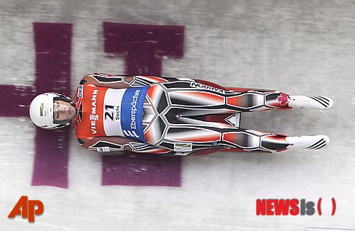 【소치=AP/뉴시스】2014년 소치동계올림픽 루지에는 4개의 금메달이 걸려있다. 2010년 밴쿠버동계올림픽까지 남자 1인승·여자 1인승·2인승 등 세 가지 종목이 치러졌으나 소치올림픽부터 팀 계주가 추가됐다. 사진은 지난해 2월23일 러시아 소치에서 열린 루지 월드컵대회에서 질주하고 있는 선수의 모습.