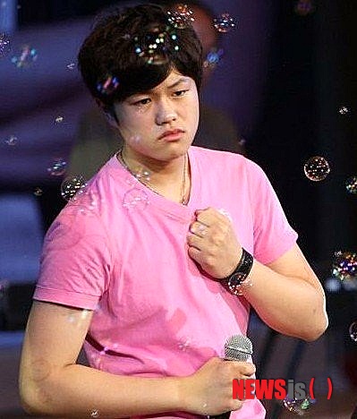 【서울=뉴시스】중국에서 '국민가수' 가운데 한 명으로 알려진&nbsp; 민족성악가수 리솽장(李雙江·74)의 아들 리톈이(李天一·17)의 모습. 사고뭉치로 유명한 리톈이가 지난 17일 저녁 베이징의 한 호텔에서 일어난 집단성폭행 용의자 5명 가운데 한 명이라는 사실이 뒤늦게 중국 언론에 의해 전해지면서 중국 내 논란이 뜨겁다. (사진출처: 텅쉰위러(騰訊娛樂))