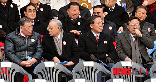 【서울=뉴시스】권주훈 기자 = 25일 오전 서울 여의도 국회의사당 광장에서 열린 박근혜 18대 대통령 취임식에서 허창수 전경련 회장, 손경식 대한상의 회장, 정몽구 현대기아차그룹 회장 등 경제계 인사들이 참석해 나란히 앉아 있다. joo2821@newsis.com