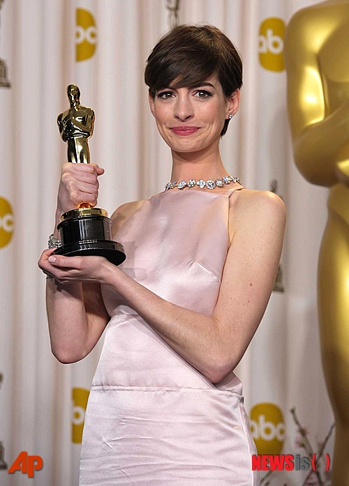 【서울=뉴시스】박영주 기자 = "꿈이 실현됐다. 아카데미에 정말로 감사한다. 후보에 오른 것만으로도 영광스럽다. 내가 여기에 있는 데는 여러분, 수많은 분들의 도움이 있었다. 출연진과 스태프들에게 영광을 바친다. 친구들과 가족들, 그리고 남편에게도 감사하고 싶다. 내 인생의 가장 빛나는 순간이다. 머지 않아 좋은 작품으로 만날 수 있기를 기대한다."&nbsp; 할리우드 스타 앤 해서웨이(31)가 영화 '레 미제라블'로 오스카 트로피를 처음으로 품에 안았다.&nbsp; 해서웨이는 24일(현지시간) 미국 로스앤젤레스 돌비극장에서 열린 제85회 아카데미 시상식에서 여우조연상을 수상했다. 앞서 아카데미의 지표로 여겨지는 미국배우조합시상식 여우조연상, 골든글로브 여우조연상 등을 수상하며 가능성을 높였다.&nbsp; LA영화비평가협회 여우조연상, 미국비평가위원회 앙상블연기상과 앙상블상, 새털라이트 어워즈 앙상블상, 워싱턴비평가협회 여우주연상과 연기 앙상블상, 영국 아카데미 여우조연상, 미국 크리틱스 초이스 여우조연상을 더하면 11번째 수상이다.&nbsp; 해서웨이가 출연한 '레미제라블'은 4대 뮤지컬로 손꼽히는 작품으로 26년 만에 영화화됐다. 톰 후퍼(41) 감독과 세계적 프로듀서 캐머런 매킨토시(67)의 합작품으로 휴 잭맨(45), 러셀 크로(49), 아만다 사이프리드(28), 에디 레드메인(31), 헬레나 본햄 카터(47) 등이 출연했다.&nbsp; 해서웨이는 가난 속에 딸을 키우기 위해 창녀가 되는 '판틴'을 연기했다. 영화 초중반의 짧은 분량을 위해 11㎏을 감량하며 삭발까지 감행했다.&nbsp; 해서웨이는 뮤지컬의 강점을 잘 살린 실질적인 여주인공으로 짧은 대사부터 긴 독백까지, 모든 멜로디에 가사와 영혼을 불어넣었다는 호평을 받았다. 뮤지컬 '레미제라블'에서 '판틴'을 연기한 적이 있는 배우 출신 어머니 덕분에 고등학생 시절 합창단 소프라노로 카네기홀 무대에 서기도 했다.&nbsp; 노래에 일가견이 있는 해서웨이는 '판틴'을 준비하면서 매춘부들을 만나 대화하며 '판틴' 연기에 리얼리티를 더했다. 손짓, 머리의 움직임, 자세까지 '판틴'에 맞춰 고쳤다. 20번이나 노래한 '아이 드림드 어 드림' 중 4번째 것을 영화에 쓴 것도 연기 때문이다. 감독은 "그 순간의 '판틴'을 넘어설 만한 연기를 찾지 못했다"고 감탄했다.&nbsp; 해서웨이는 열일곱 살에 '프린세스 다이어리'의 '미아 서모폴리'로 캐스팅돼 유럽의 작은 왕국 제노비아를 이끌어가는 왕녀가 됐다. 이후 출연한 '천국의 맞은편 '니콜러스 니클비'는 흥행에 실패했다. 뉴욕대 졸업 즈음 출연한 '프린세스 다이어리2'는 '예쁜 배우'라는 사실만 강조됐다. 2005년 '하복'에서는 마약과 섹스에 빠진 10대들의 세계를 표현했지만 혹평을 들었다.&nbsp; 1999년 FOX 드라마 '겟 리얼'로 데뷔, 6년간 시행착오를 겪다가 2005년 '브로크백 마운틴'을 계기로 주목받았다. 20년간 비밀스런 사랑을 간직한 두 카우보이의 로맨스를 다룬 이 영화에서 해서웨이는 동성을 사랑하는 남자(제이크 질렌할)의 상대역을 연기했다. 2005년 베니스영화제 황금사자상에 이어 아카데미에서 2관왕을 차지한 작품이다.&nbsp; 이후 '악마는 프라다를 입는다'(2006), '비커밍 제인'(2007), '레이첼, 결혼하다'(2008), '러브&드럭스'(2010), '원 데이'(2011), '다크 나이트 라이즈'(2012) 등을 통해 스타덤을 굳혔다.&nbsp; gogogirl@newsis.com